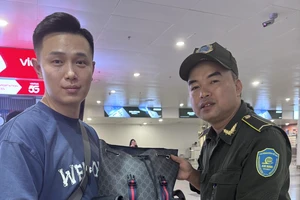 An ninh sân bay Nội Bài tìm được 365 triệu đồng trong đêm để trả cho khách