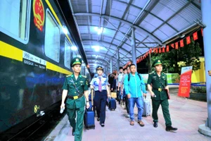 Người dân và du khách có thể mua vé tàu sang Trung Quốc tại tất cả các ga trên cả nước