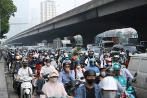 Cần hệ sinh thái đồng bộ để chuyển đổi xe xăng sang xe điện