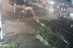Hai nữ nhân viên đường sắt dũng cảm xử lý sự cố gác chắn bị xe máy tông gãy