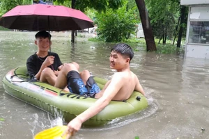 Hà Nội: Phố thành sông, có người dùng phao bơi trên đường