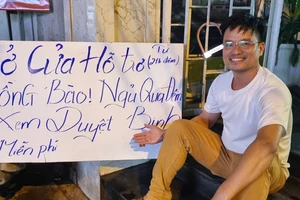 Phát đồ ăn, bố trí nơi nghỉ miễn phí cho người dân xem diễu binh