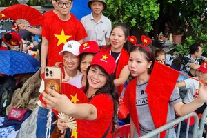 ‘Cố thủ’ 2 ngày để giúp mẹ xem trọn lễ diễu binh A80