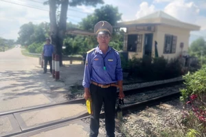 Nhân viên đường sắt dũng cảm cứu người đi đường thoát chết trong gang tấc