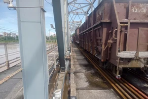 Dùng đoàn tàu chở hàng giữ cầu đường sắt Bắc Giang tránh bị nước cuốn trôi