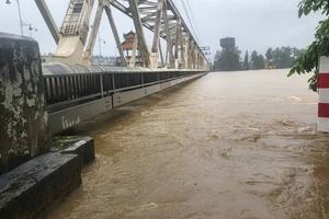 Ngành đường sắt dừng nhiều chuyến tàu do mưa lớn ở Huế và Đà Nẵng