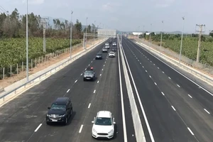 Thí điểm cấm xe tải nặng, xe khách trên 29 chỗ chạy làn 1 cao tốc Phan Thiết - Dầu Giây