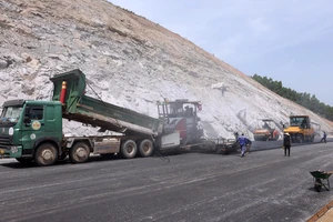 Nhiều dự án giao thông gặp khó do giá vật liệu xây dựng tăng, nhà thầu đối diện cảnh thua lỗ nặng