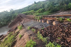 Bão số 13 khiến đường sắt Bắc – Nam hư hỏng, có đoạn nước cuốn trôi cả nền đường ray