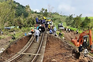 Bão 15 giật cấp 13, ngành đường sắt lên phương án khẩn