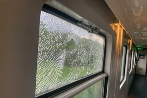 Đề xuất tăng mức phạt hành vi ném đá lên tàu hoả, vứt rác từ tàu ra ngoài