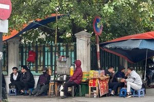 Không khí lạnh tràn về, người dân Hà Nội co ro trong cái rét 12 độ