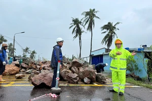 Quốc lộ 1 tiếp tục tê liệt, nhiều tuyến đường đứt gãy, Cục Đường bộ lên phương án khẩn