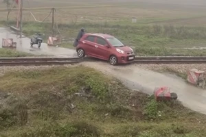 Ô tô chết máy giữa đường ray, lái tàu hãm phanh khẩn cấp để tránh tai nạn