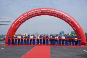 Vì sao cao tốc Hậu Giang - Cà Mau vỡ tiến độ, làm lễ xong vẫn chưa thông xe?