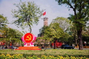 Cờ hoa rực rỡ, không khí Đại hội XIV hiện diện khắp phố phường Hà Nội