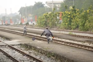 Thót tim cảnh nhân viên ga Vĩnh Yên cứu người trước mũi tàu hàng