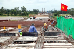 Chưa hoàn thành giai đoạn 1, cao tốc Châu Đốc - Cần Thơ - Sóc Trăng tính nâng lên 6 làn xe