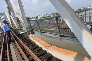 Sà lan va vào cầu Ghềnh: sẽ chuyển tải 1.500 hành khách qua đường bộ