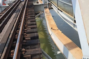 Yêu cầu làm rõ trách nhiệm vụ sà lan tông cầu Ghềnh