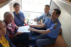 Chiếc dây chuyền vàng bị rơi và câu chuyện đẹp trên chuyến tàu về Huế