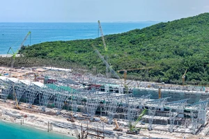 Sau 10 tháng thi công, Trung tâm Hội nghị APEC Phú Quốc dần thành hình