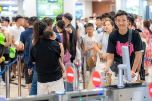 Nội Bài tăng khách dịp 30-4, lưu ý đến sớm tránh trễ chuyến