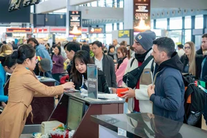 Vé máy bay khứ hồi có chặng tới 11 triệu đồng dịp 30-4, người dân xoay xở kế hoạch đi lại