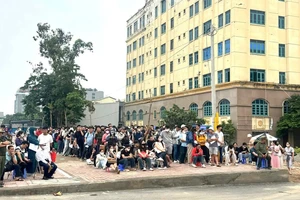 Người dân xếp hàng xuyên đêm mua nhà ở xã hội, Bộ Xây dựng yêu cầu tăng nguồn cung