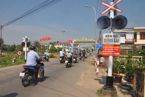 'Mắt thần' hoạt động 24/24 giờ phát hiện nhiều tài xế vi phạm khi vượt đường sắt 