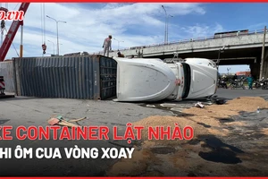 Video: Xe container lật nhào khi ôm cua tại vòng xoay