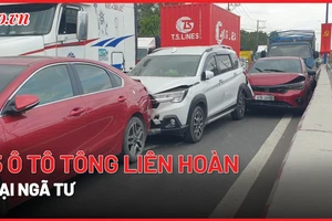 5 chiếc ô tô tông liên hoàn tại ngã tư