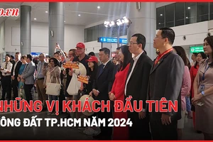 TP.HCM chào đón những vị khách du lịch đầu tiên năm 2024