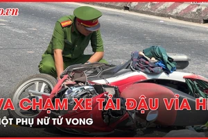 Va chạm với xe tải đậu trên vỉa hè khi đi giao hàng, người phụ nữ tử vong