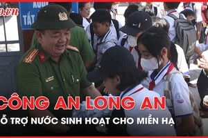 Miền hạ ‘khát’ nước, công an Long An vào cuộc giúp dân