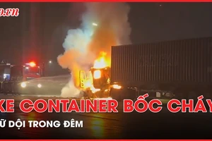 Xe container bốc cháy dữ dội trong đêm