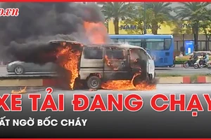 Xe tải đang chạy bất ngờ bốc cháy dữ dội