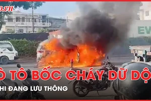 Đang lưu thông, ô tô bốc cháy dữ dội, ba thanh niên thoát nạn