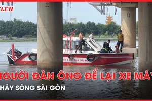 Video: Vừa đến TP.HCM được vài ngày, người đàn ông để lại xe máy, nhảy xuống sông