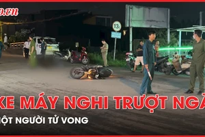 Xe máy nghi bị trượt ngã khi lên dốc cầu, một người tử vong