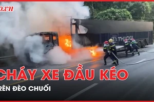 Xe đầu kéo chuyên chở ô tô bất ngờ bốc cháy 