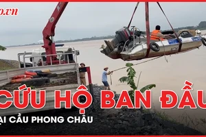 Công tác cứu hộ ban đầu tại cầu Phong Châu