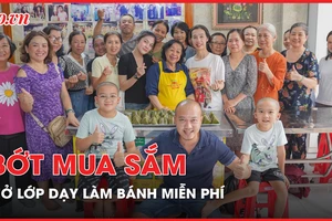 Nghỉ hưu, người phụ nữ bớt mua sắm để... mở lớp dạy làm bánh miễn phí 