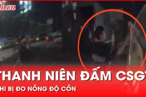 Nóng: Clip thanh niên bất ngờ đấm CSGT khi bị đo nồng độ cồn ở Bình Dương 