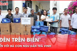 'Cùng ngư dân thắp sáng đèn trên biển' trao nhiều phần quà ý nghĩa cho ngư dân Trà Vinh