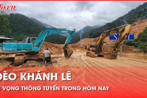 Video: Hàng ngàn mét khối đất cần dọn dẹp để thông toàn tuyến đèo Khánh Lê