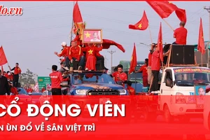 Video: Hàng ngàn người nườm nượp đổ về Việt Trì cổ vũ trận chung kết ASEAN Cup 2024