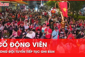 TP.HCM: Người dân đổ về các khu vực công cộng để cổ vũ cho đội tuyển bóng đá Việt Nam