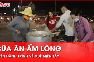 Video: Bữa ăn miễn phí ấm lòng người miền Tây về quê đón Tết