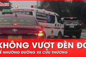 Video: Dư luận trái chiều vụ ô tô không vượt đèn đỏ để nhường đường xe cứu thương